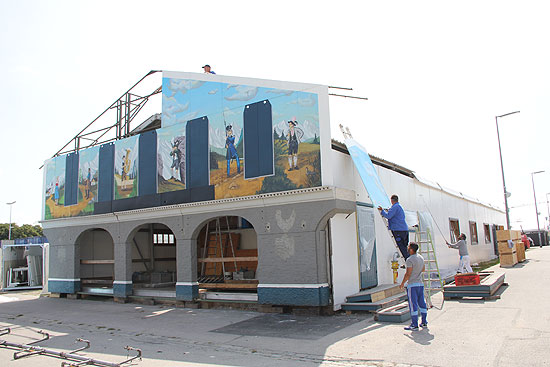 Die Entenbraterei Heimer ist noch ganz am Anfang bei Festzelt Aufbau Oktoberfest 2017 an neuem Standort Straße 2 am 22.08.2017 (©Foto: Marikka-Laila Maisel)